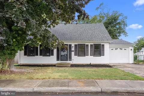37 Lynns Ct, Morrisville, PA 19067