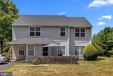2 Everett Dr, Newtown, PA 18940