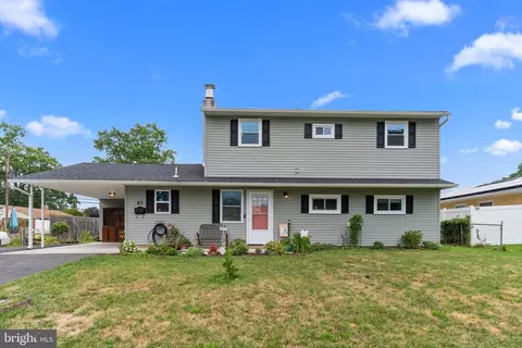 40 Oval Turn Ln, Levittown, PA 19055