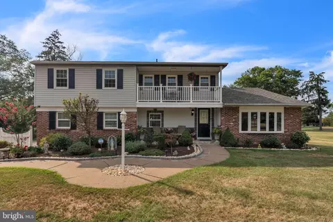 1020 Pebble Crest Dr, Warrington, PA 18976