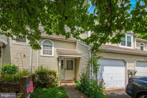 521 Ashton Cir, Feasterville Trevose, PA 19053
