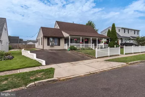 54 Parkside Cir, Levittown, PA 19056