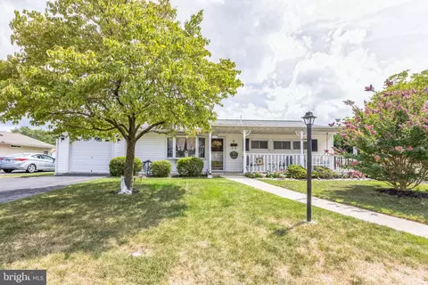 2 Peartree Ln, Levittown, PA 19054