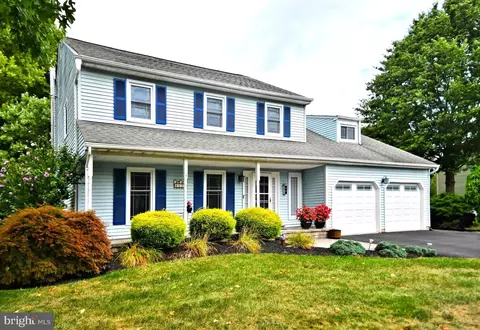 121 Apple Valley Dr, Langhorne, PA 19047