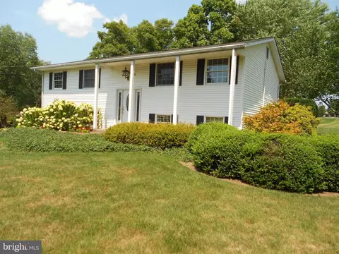 2220 Hillcrest Rd, Quakertown, PA 18951