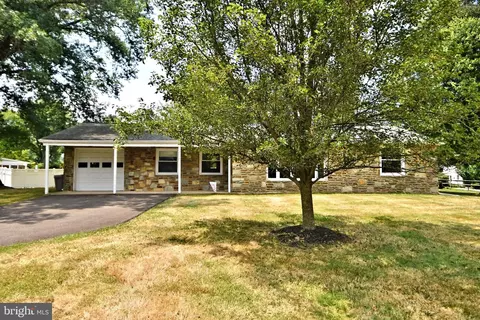 20 E Patricia Rd, Southampton, PA 18966