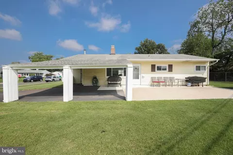8 Boston Ivy Rd, Levittown, PA 19057