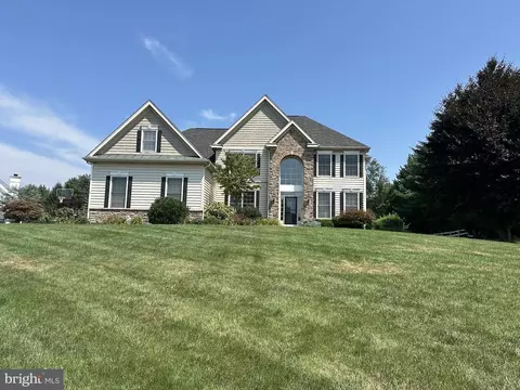 120 Peach Blossom Ln, Warminster, PA 18974