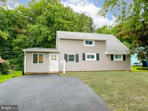72 Roundwood Ln, Levittown, PA 19055
