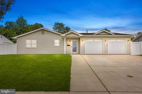 61 Mallow Ln, Levittown, PA 19054