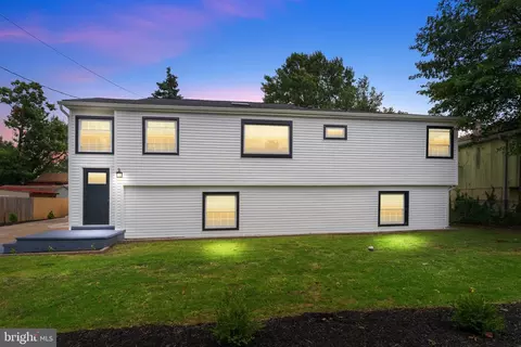 726 Old Orchard Ln, Bristol, PA 19007