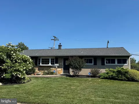 76 Indian Creek Dr, Levittown, PA 19057