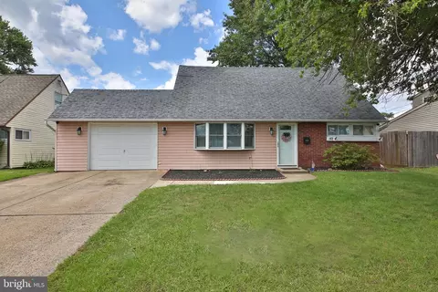 43 Island Rd, Levittown, PA 19057