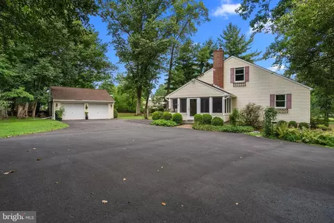 6 Tall Oaks Ln, Newtown, PA 18940