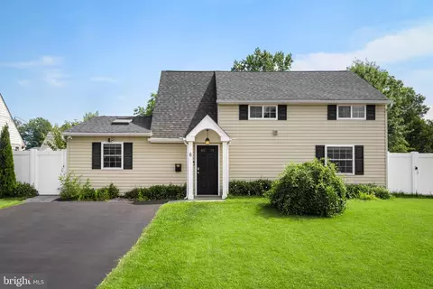 6 Grapevine Rd, Levittown, PA 19057