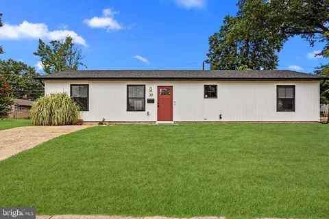 30 Tanglewood Ln, Levittown, PA 19054