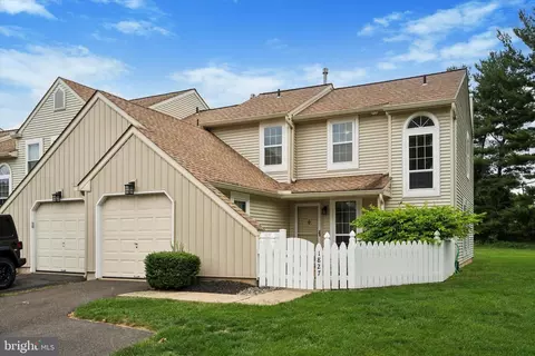 1827 Hennessy Dr, Southampton, PA 18966