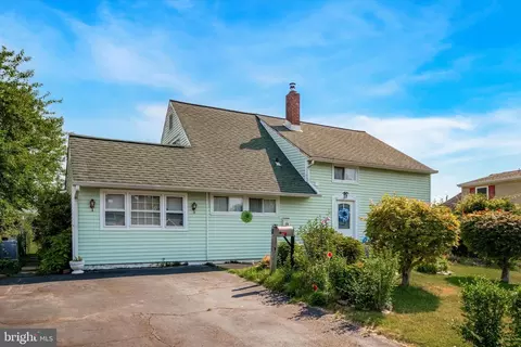 28 Aspen Ln, Levittown, PA 19055