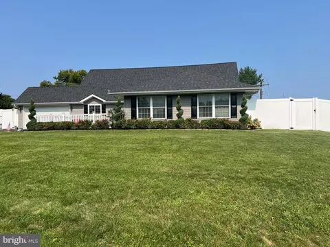 39 Shellflower Rd, Levittown, PA 19056