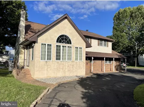 6985 Headley Ct, Levittown, PA 19057