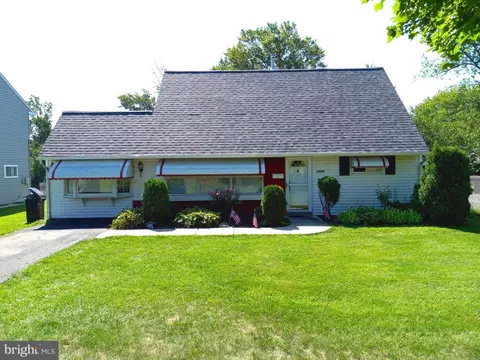 1004 Trenton Rd, Levittown, PA 19054