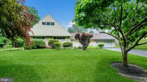 201 Snowball Dr, Levittown, PA 19056