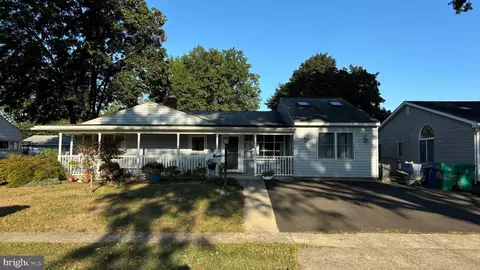 48 Outlook Ln, Levittown, PA 19055