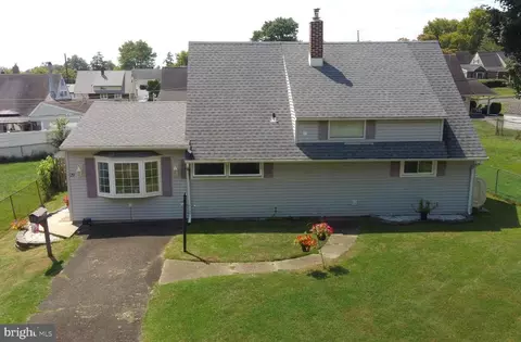 29 Rainbow Ln, Levittown, PA 19055