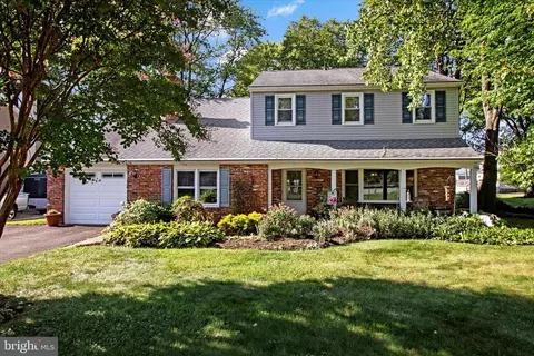 4 Tanglewood Dr, Langhorne, PA 19047