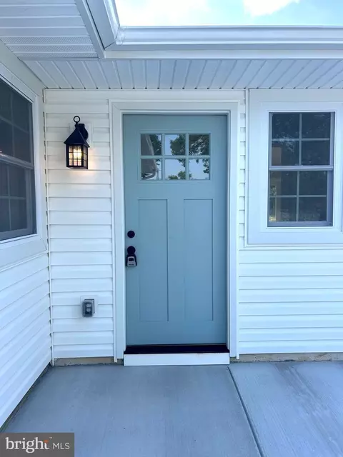 156 Blue Ridge Dr, Levittown, PA 19057