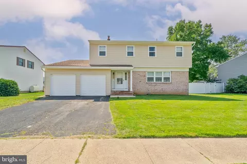 88 Taylor Dr, Levittown, PA 19054