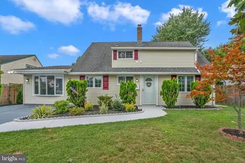 53 Geranium Rd, Levittown, PA 19057