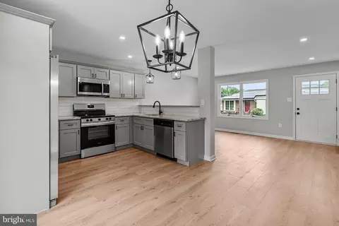Entry Way - 601 Main Ave, Croydon, PA 19021 photo 3 of 7