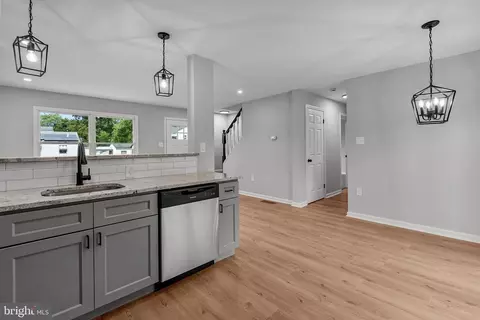Entry Way - 601 Main Ave, Croydon, PA 19021 photo 2 of 7