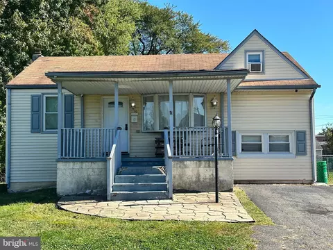 119 Green Lynne Dr, Levittown, PA 19057