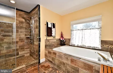 Bath - 1728 Hampton Dr, Jamison, PA 18929 photo 4 of 8