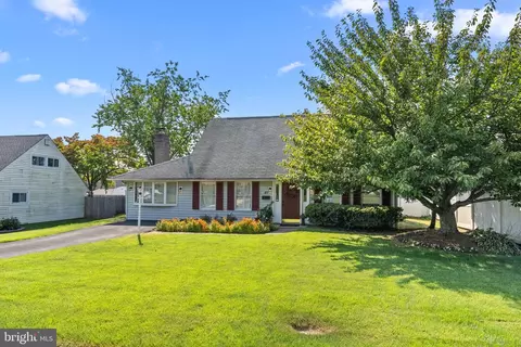 49 Towpath Rd, Levittown, PA 19056