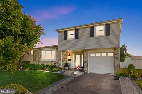 1741 Hollins Rd, Bensalem, PA 19020