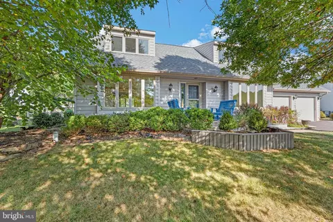68 Woodview Dr, Chalfont, PA 18914