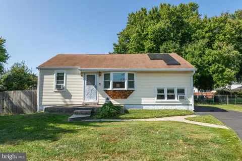 30 Green Lynne Dr, Levittown, PA 19057