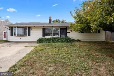 73 Friendly Ln, Levittown, PA 19055