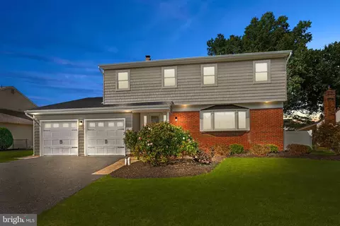 8 Robin Hood Dr, Fallsington, PA 19054