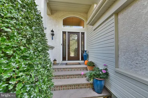 221 Somerset Cir, Chalfont, PA 18914
