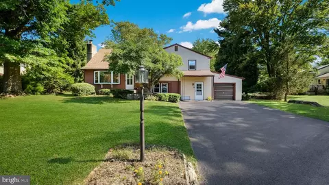 220 Park Ln, Chalfont, PA 18914