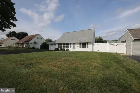 79 Candle Rd, Levittown, PA 19057