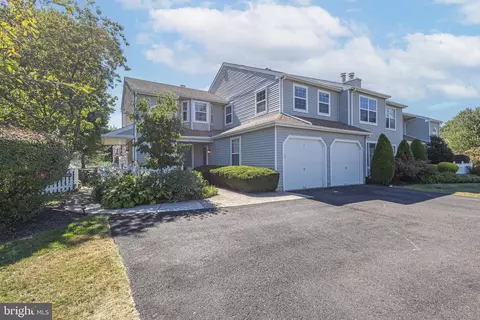 696 B Rose Hollow Dr, Yardley, PA 19067