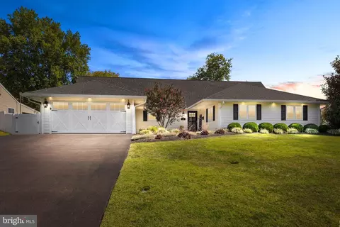 18 Fountain Rd, Levittown, PA 19056