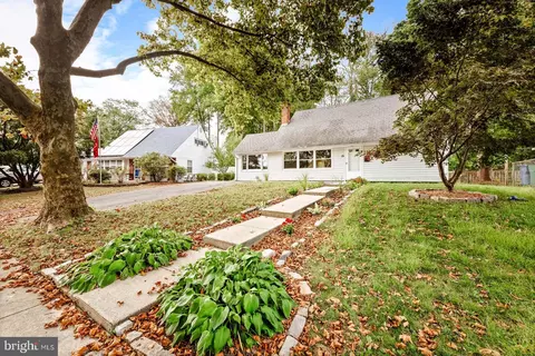 19 Peppermint Rd, Levittown, PA 19056
