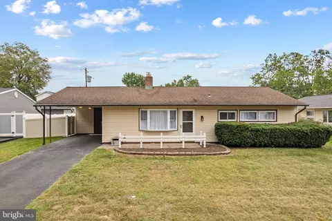 28 Orchard Ln, Levittown, PA 19055