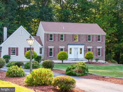 18 Wychwood Ln, Langhorne, PA 19047